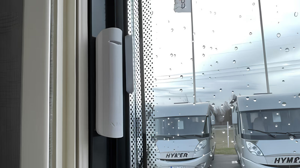 Draadloze detector geïnstalleerd bij het raam van een camper